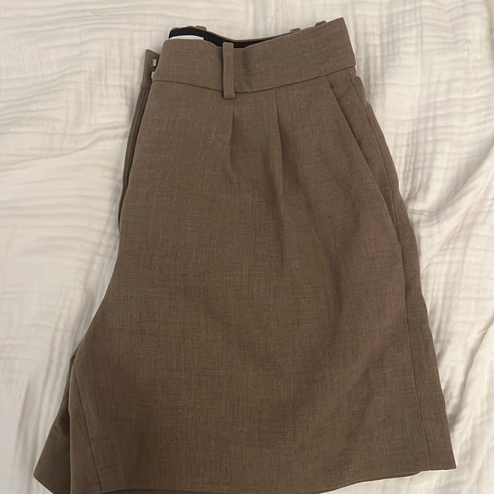 Aritzia Babaton Pleated Shorts